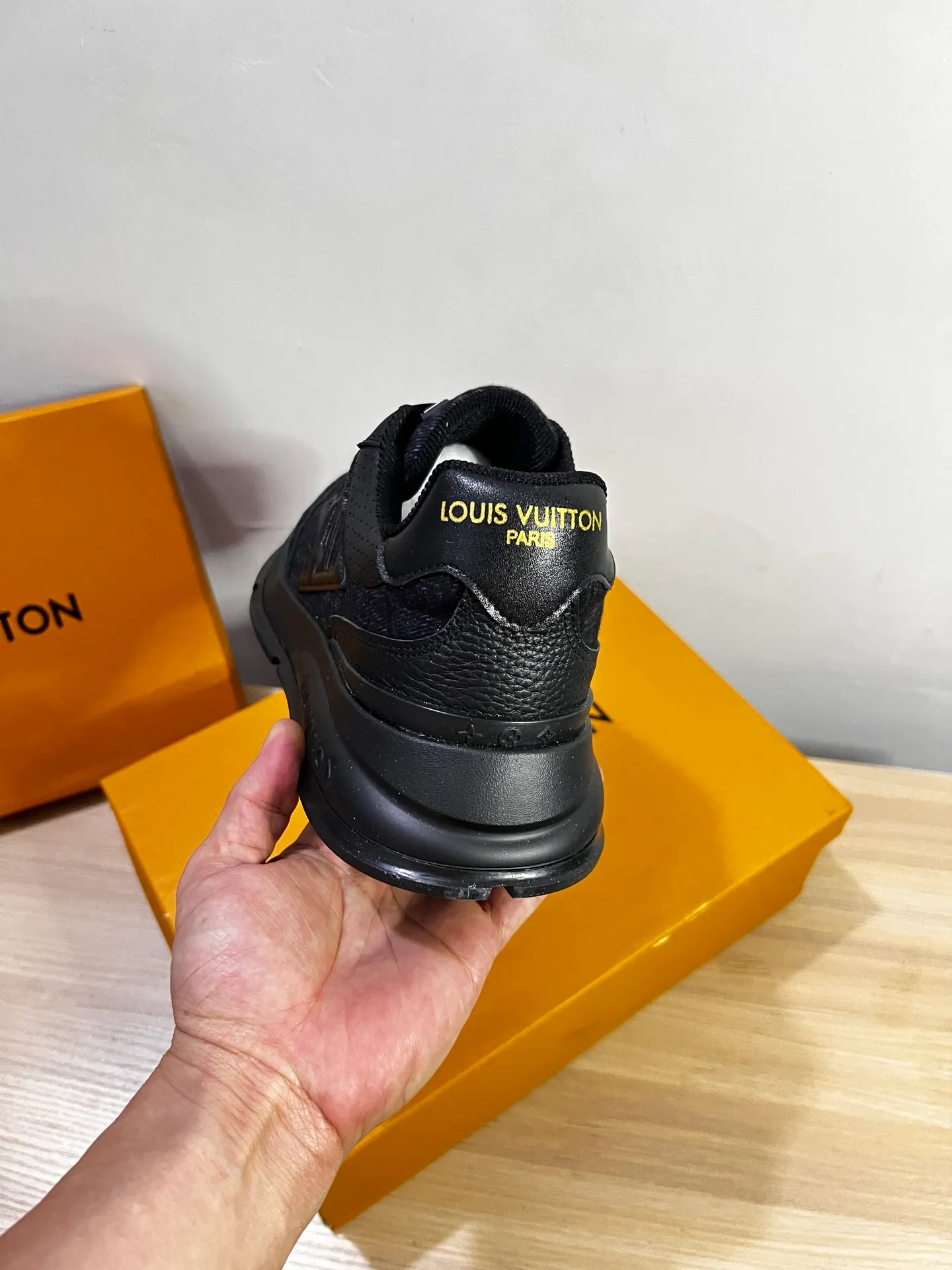 Factory price: 438💰LV men's classic casual sneakers. This sneaker is made of soft cow leather and has a classic logo. The classic logo shapes the elegant upper. The thick yet lightweight rubber outsole is embossed with the Louis Vuitton logo. The padded insole and technical lining once again upgrade the comfort experience. The calfskin lining imported from Italy is high-end and comfortable, and the original outsole is light and wear-resistant! Purely handmade, details determine quality! Size: 38-45, customized 45